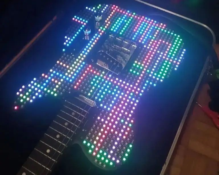 Una chitarra con 818 LED